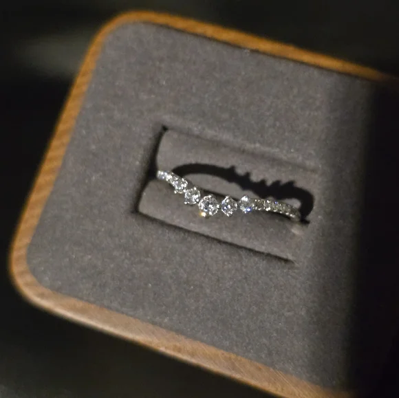 Beautiful Diamond Ring - Picture 4 of 5